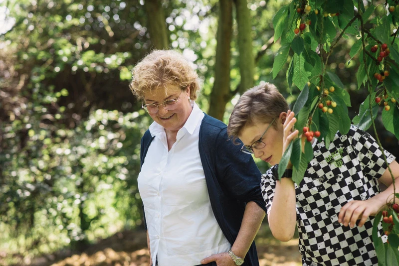 Zwei Frauen spazieren draußen im wald