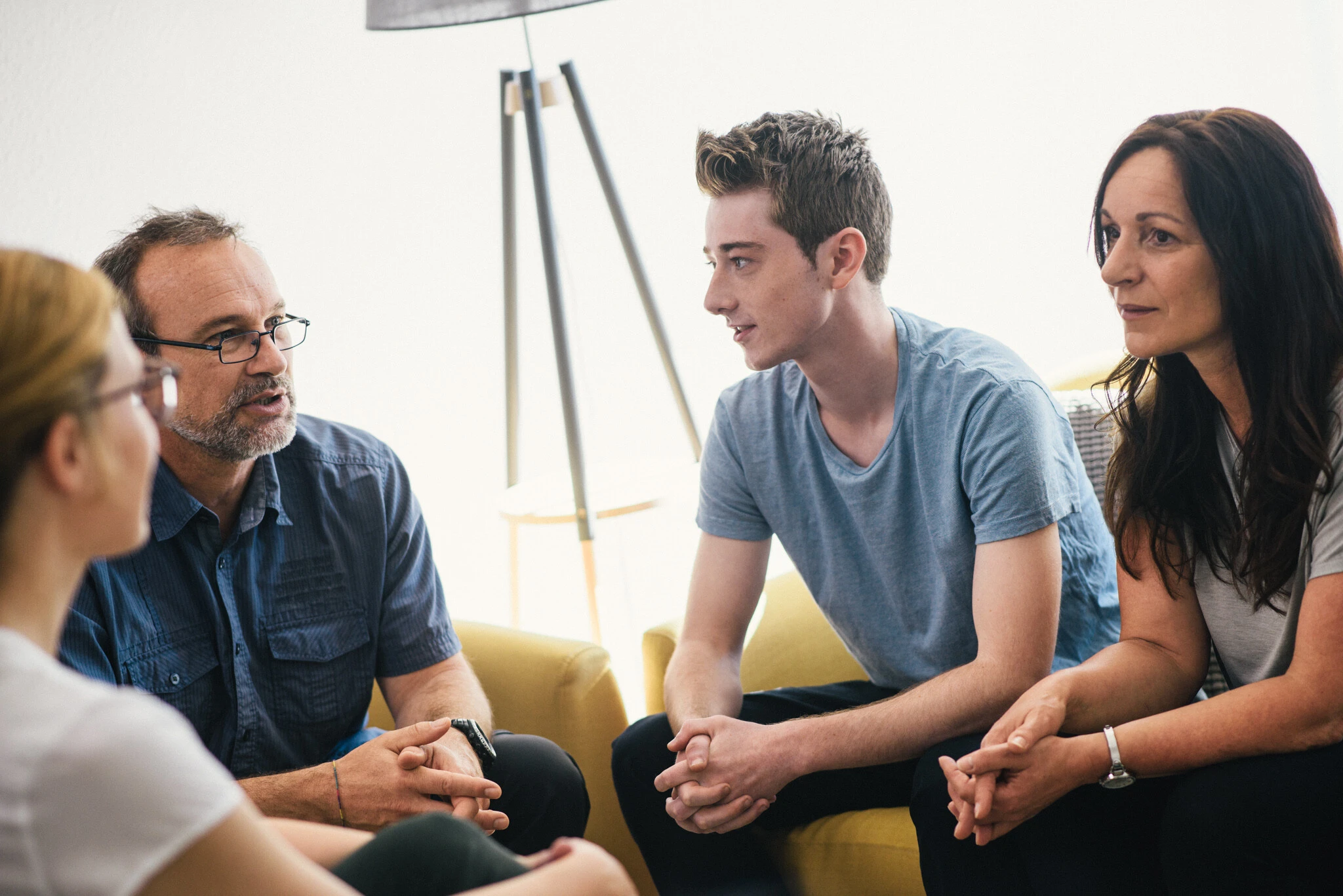 Junger mann sitzt in einer erwachsenen gruppe