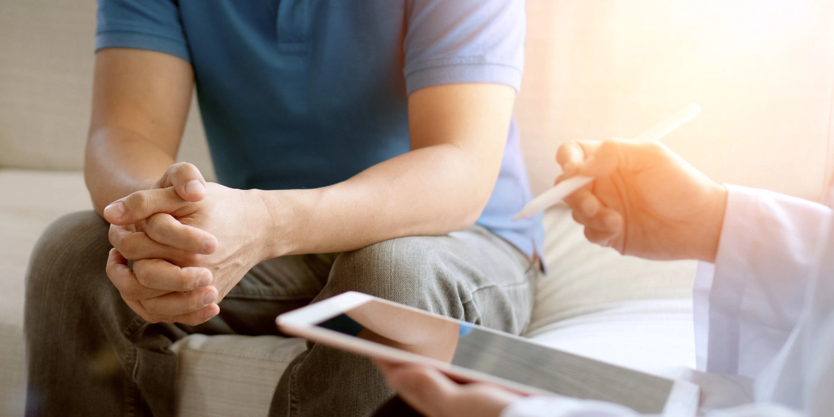 Nahaufnahme von händen von einem mann der mit einer person spricht