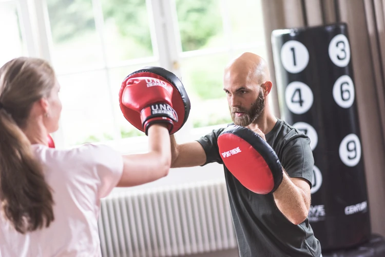 Mann übt Boxen mit einer Frau