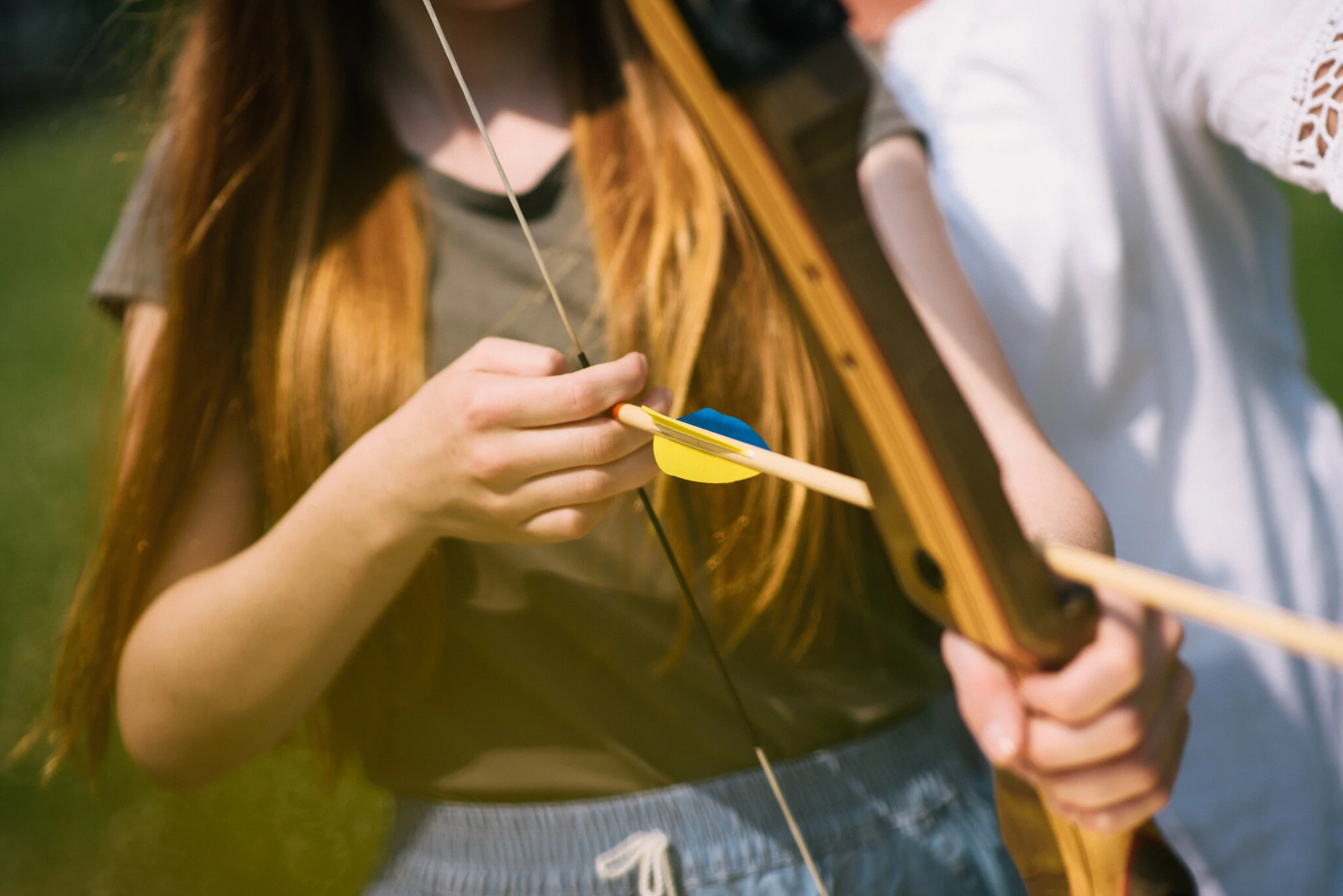 Nahaufnahme von einem Mädchen, die einen Bogen hält