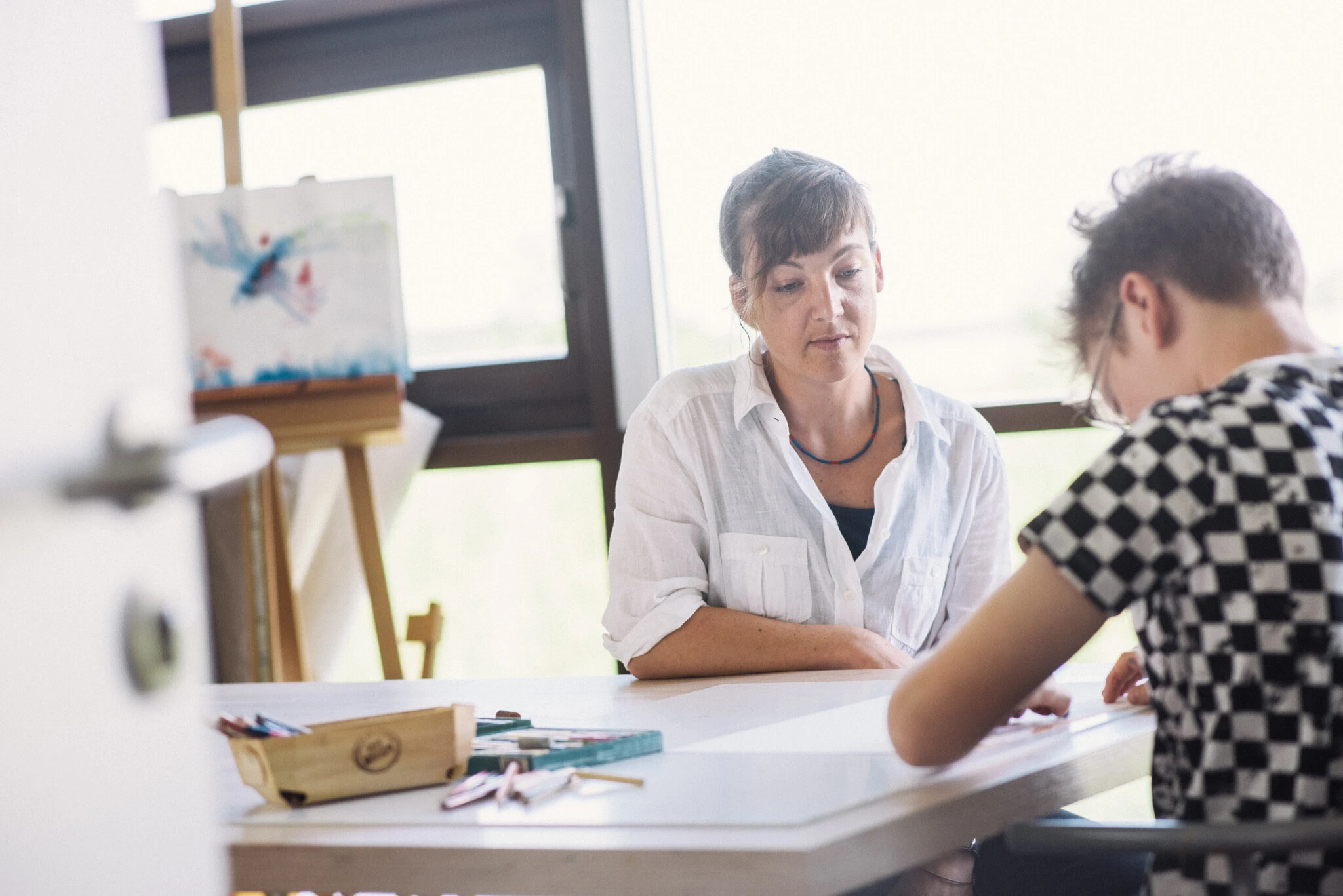 Frau führt eine Kunst Therapie mit einem Patienten
