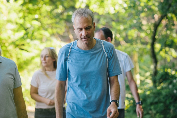 Mann spaziert in einer gruppe durch den wald