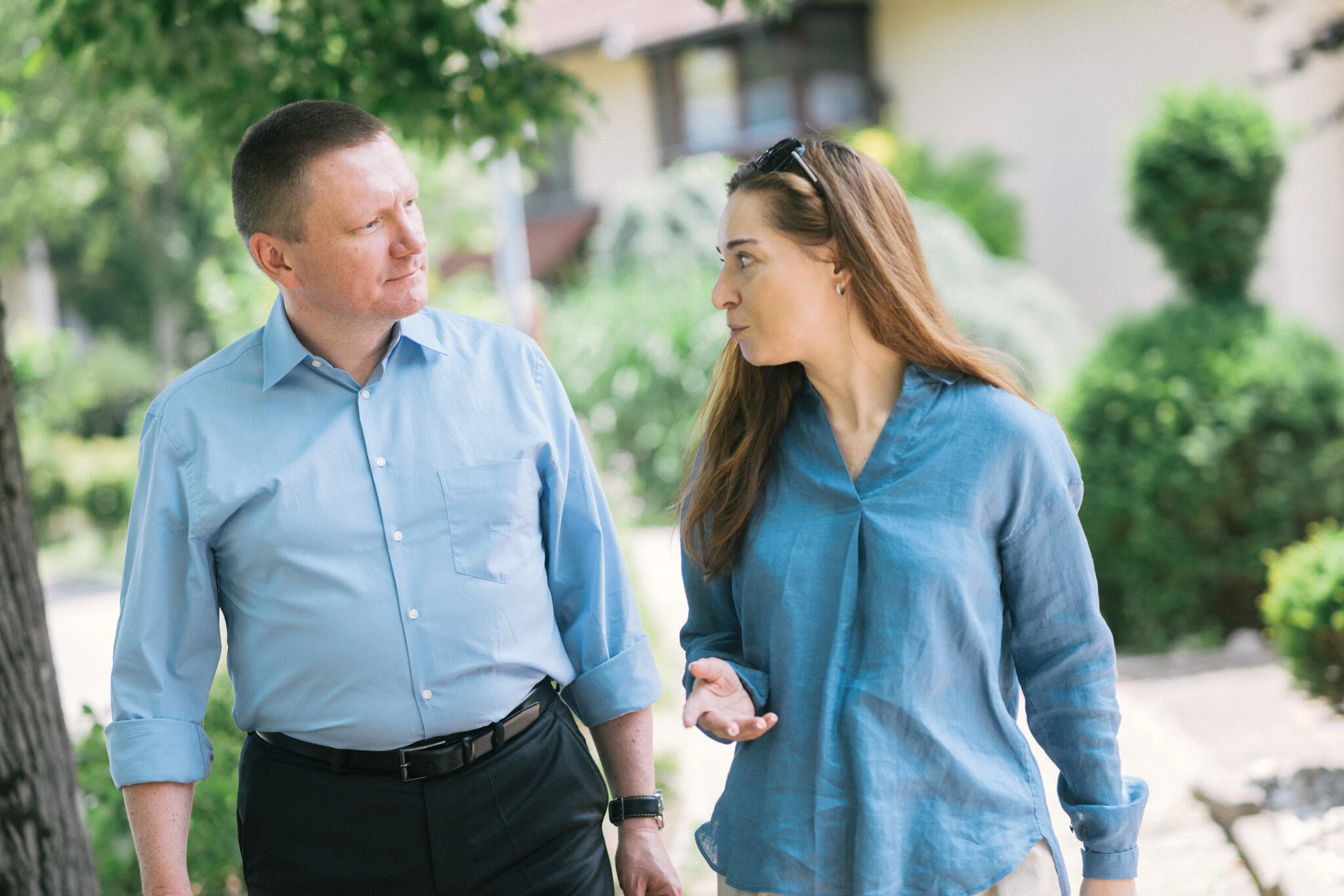 Mann und Frau gehen draußen spazieren und unterhalten sich
