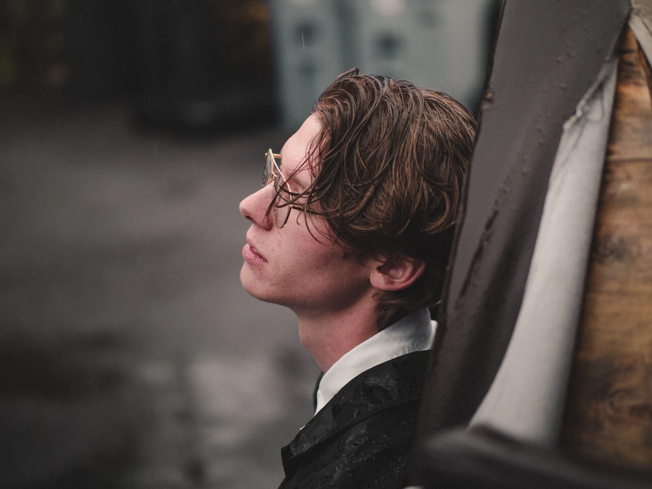 Nahaufnahme von einem jungen mann, der in die leere schaut