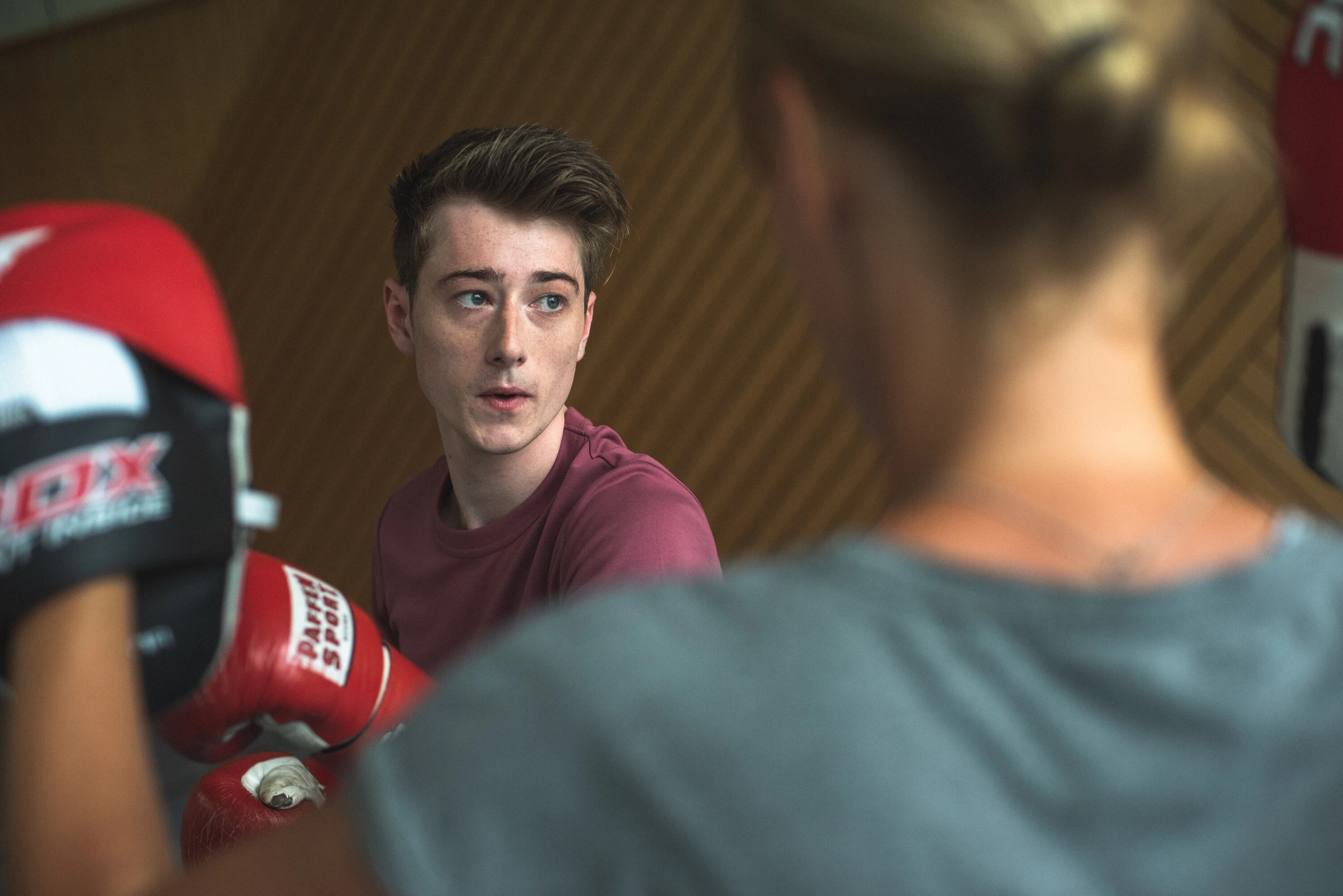 Junger Mann übt Boxen