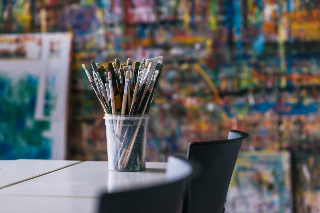 Nahaufnahme von einem Becher mit Pinseln