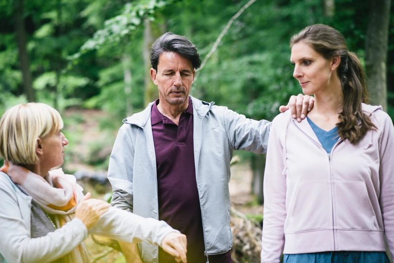 Eine gruppe steht draußen im wald