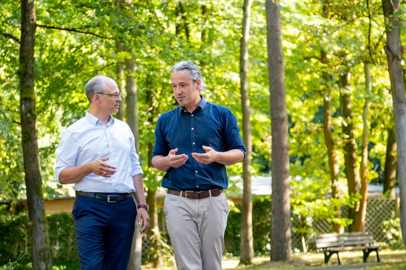 Zwei personen spazieren durch den wald