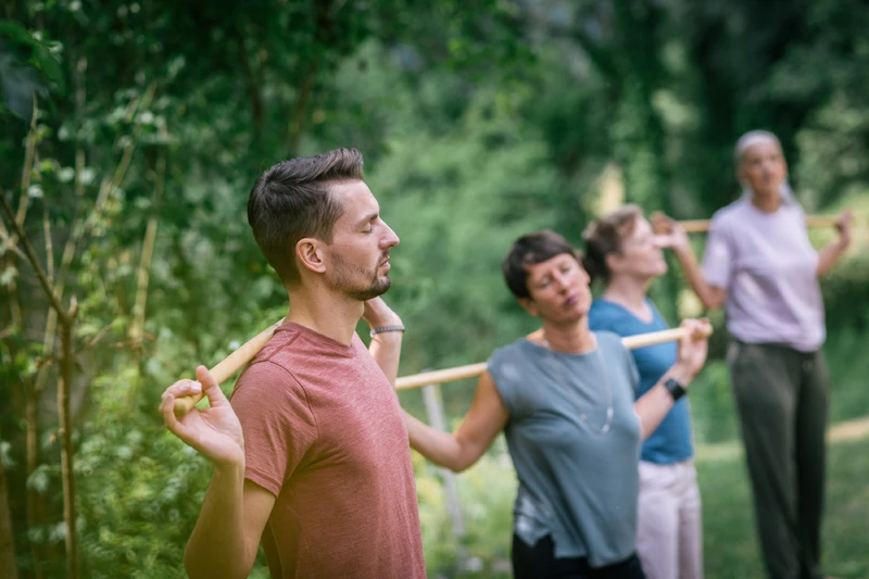 therapie gruppe macht entspannungs übungen draußen im wald