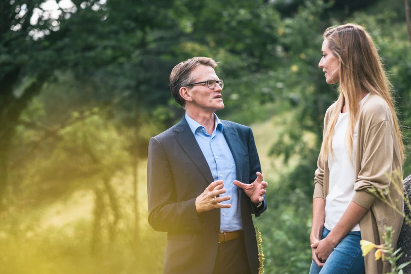 Therapeut und Patientin im Gespräch im Freien