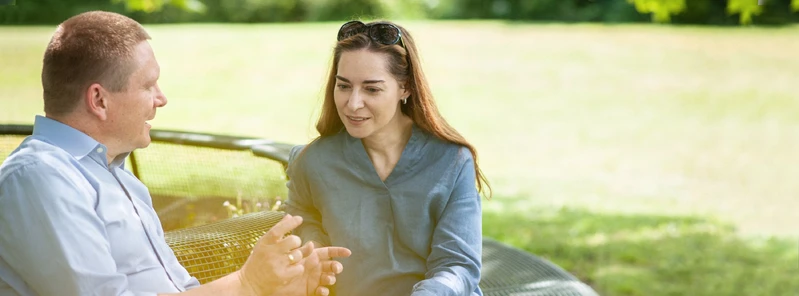 Zwei Personen draußen, die sich unterhalten