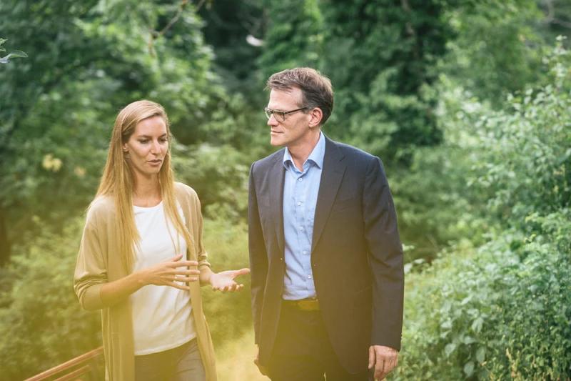 Patienten und Arzt laufen draußen